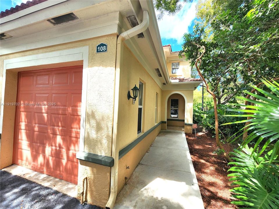 Active With Contract: $2,550 (2 beds, 2 baths, 1080 Square Feet)