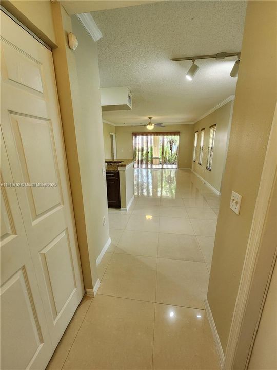 Active With Contract: $2,550 (2 beds, 2 baths, 1080 Square Feet)