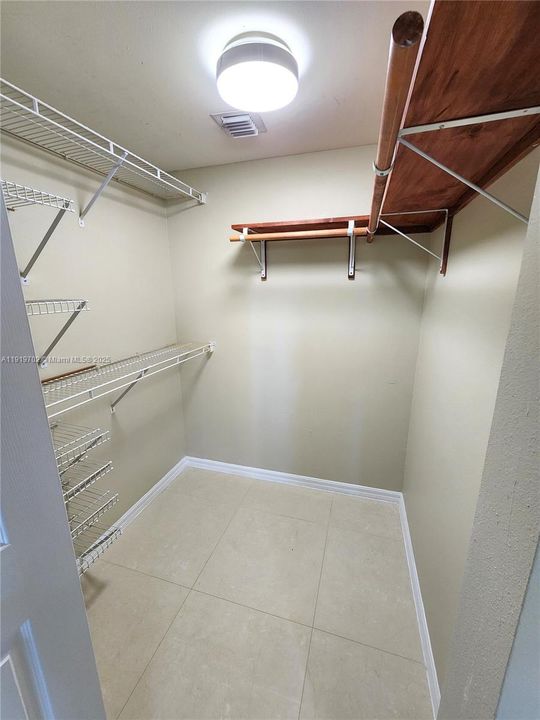 Active With Contract: $2,550 (2 beds, 2 baths, 1080 Square Feet)