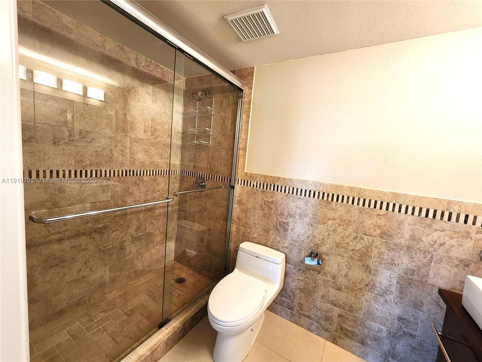 Active With Contract: $2,550 (2 beds, 2 baths, 1080 Square Feet)