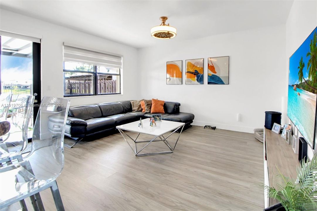 待售: $730,000 (4 贝兹, 2 浴室, 2557 平方英尺)