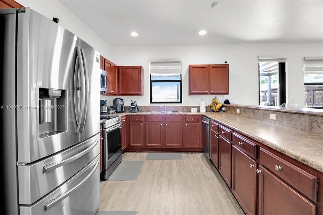 待售: $730,000 (4 贝兹, 2 浴室, 2557 平方英尺)