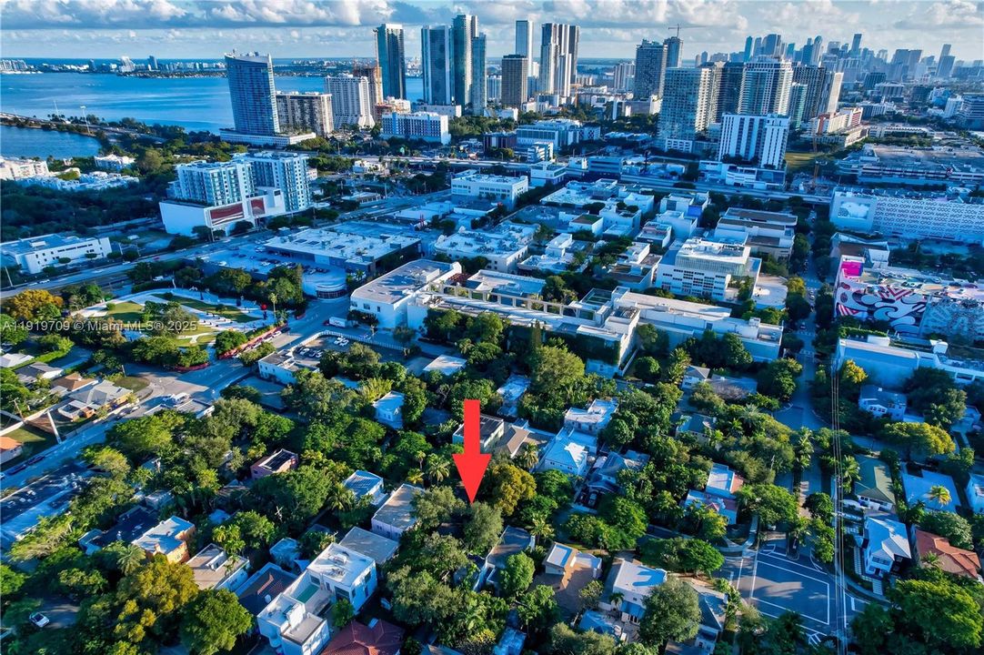 合同活跃: $835,000 (3 贝兹, 1 浴室, 1333 平方英尺)