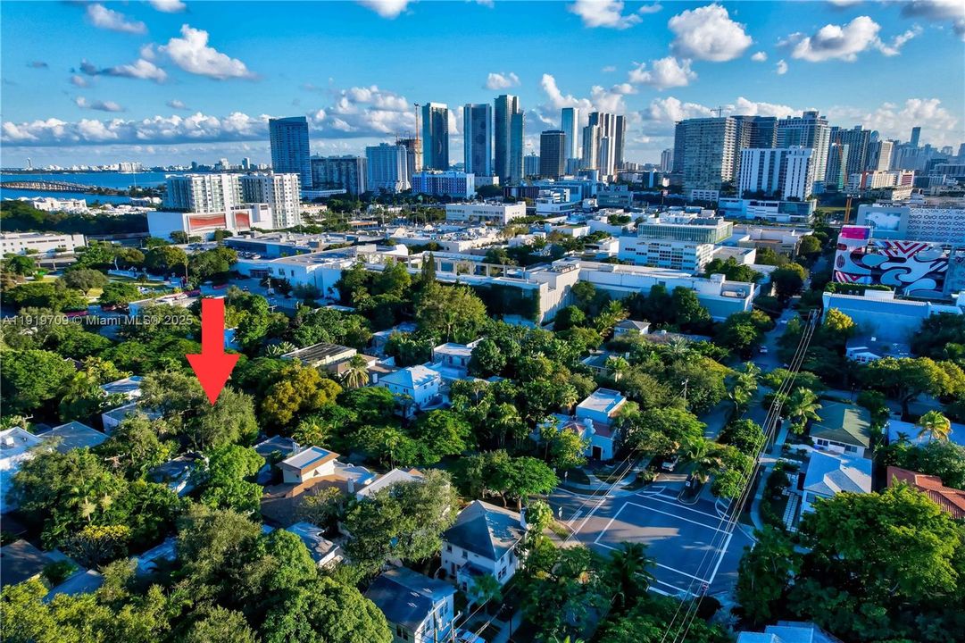 合同活跃: $835,000 (3 贝兹, 1 浴室, 1333 平方英尺)