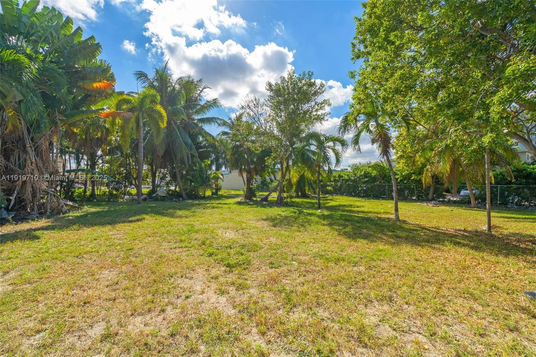 For Sale: $8,000,000 (0.90 acres)