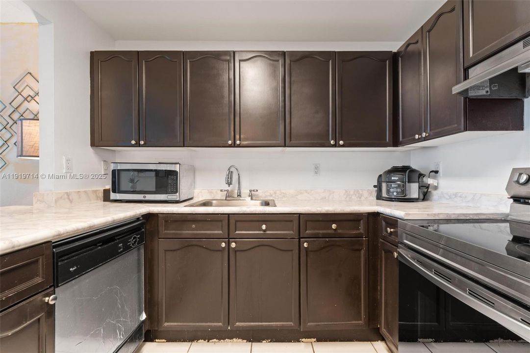 待售: $1,241,600 (1 贝兹, 1 浴室, 880 平方英尺)