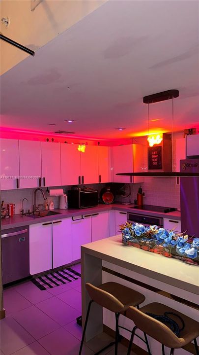 For Sale: $510,000 (2 beds, 2 baths, 878 Square Feet)