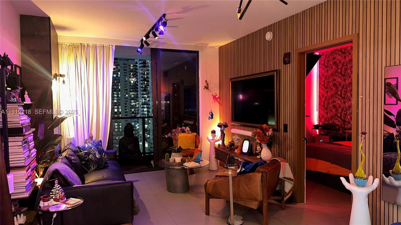 For Sale: $510,000 (2 beds, 2 baths, 878 Square Feet)