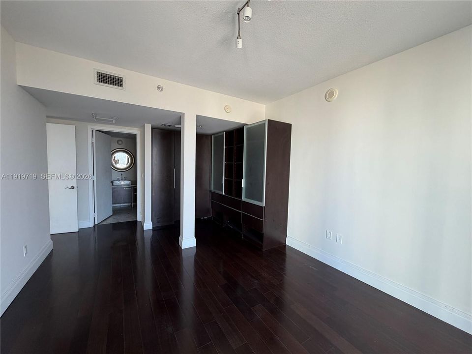 出租: $4,100 (2 贝兹, 3 浴室, 1486 平方英尺)