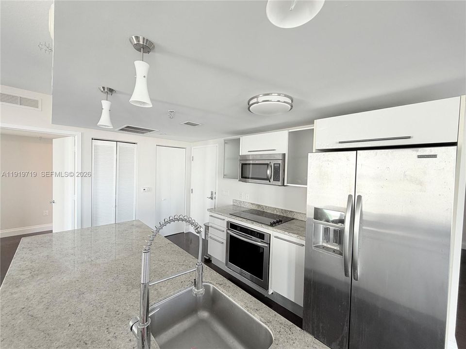 出租: $4,100 (2 贝兹, 3 浴室, 1486 平方英尺)