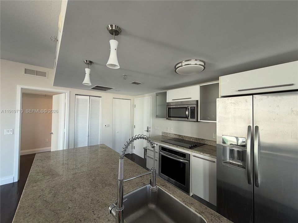 出租: $4,100 (2 贝兹, 3 浴室, 1486 平方英尺)