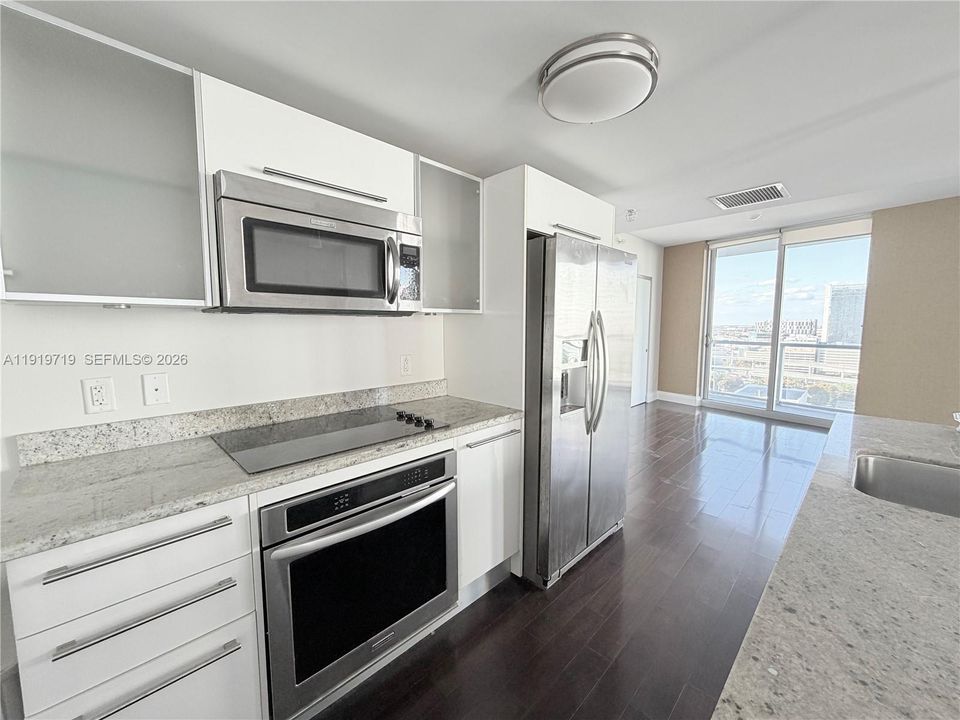 出租: $4,100 (2 贝兹, 3 浴室, 1486 平方英尺)