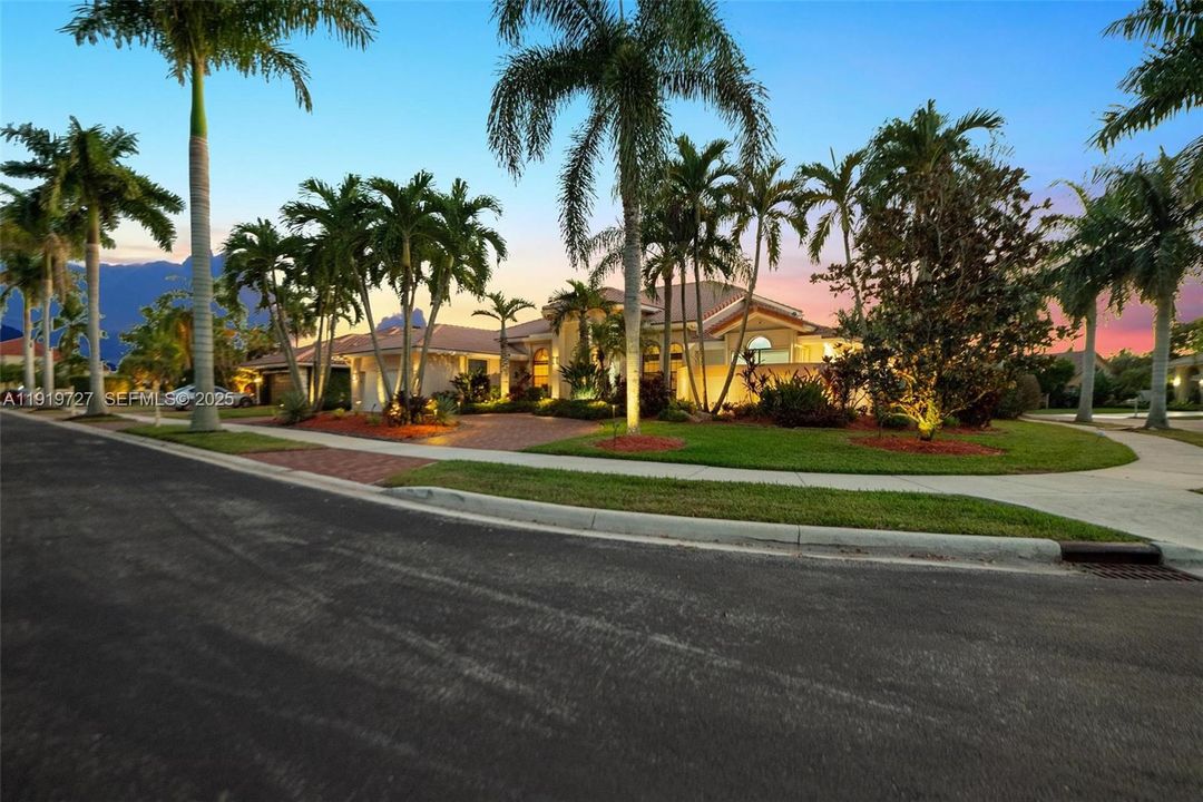 For Sale: $2,150,000 (5 beds, 3 baths, 4828 Square Feet)