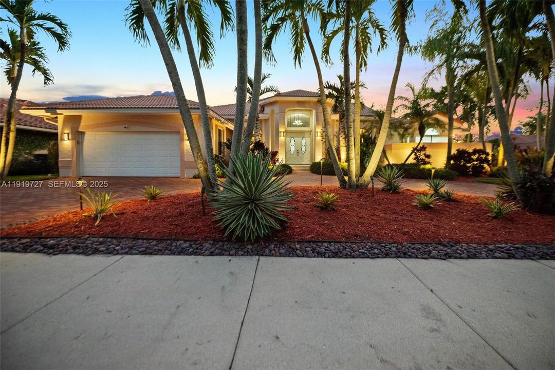 For Sale: $2,150,000 (5 beds, 3 baths, 4828 Square Feet)