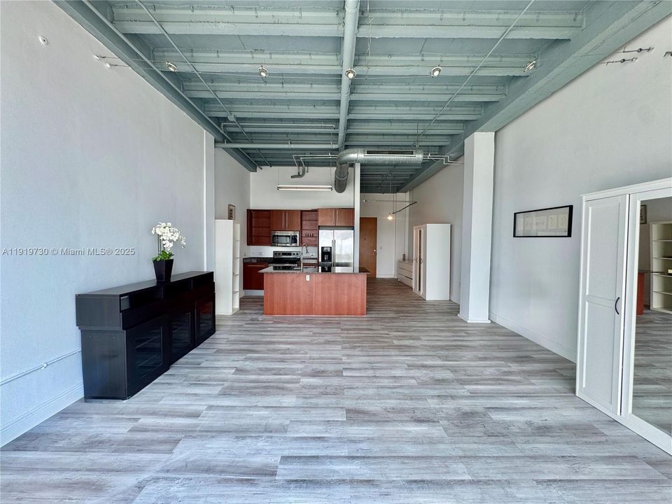 Active With Contract: $2,350 (0 beds, 1 baths, 624 Square Feet)