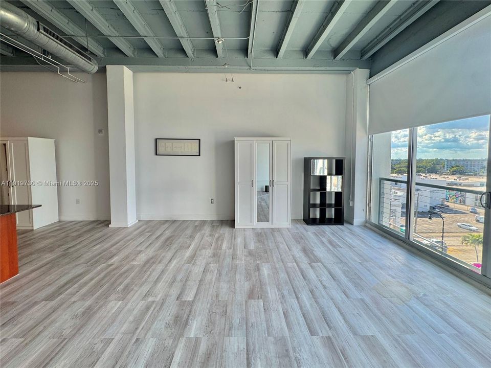 Active With Contract: $2,350 (0 beds, 1 baths, 624 Square Feet)