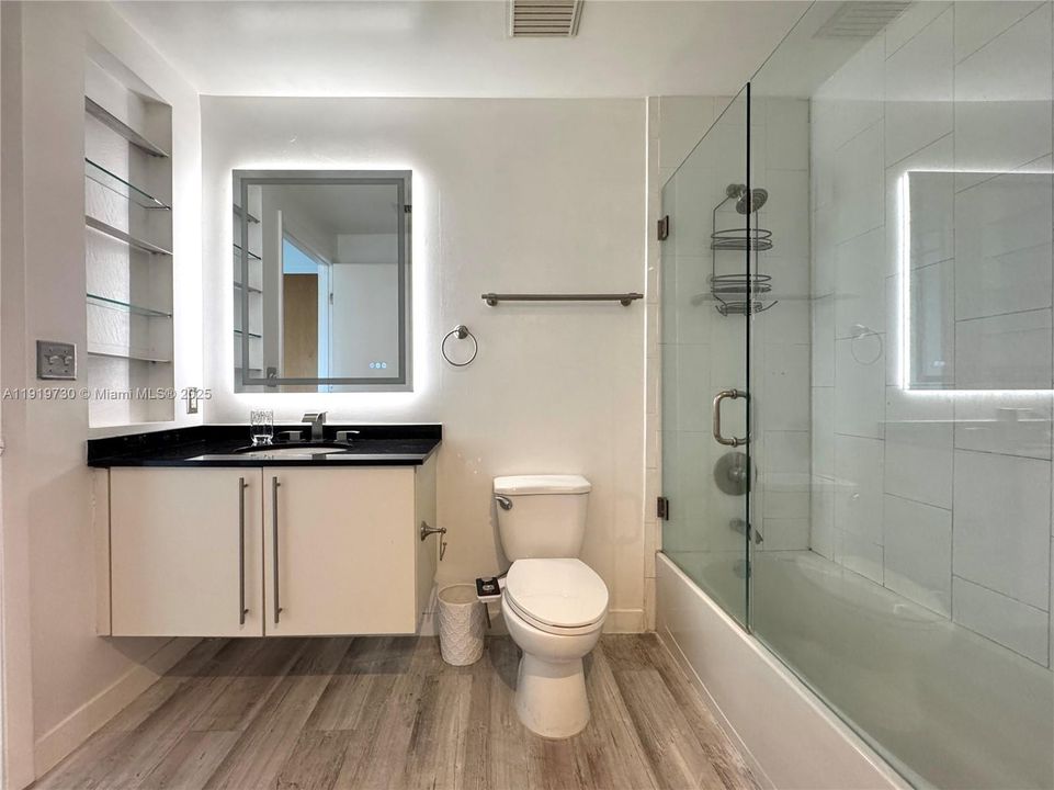 Active With Contract: $2,350 (0 beds, 1 baths, 624 Square Feet)