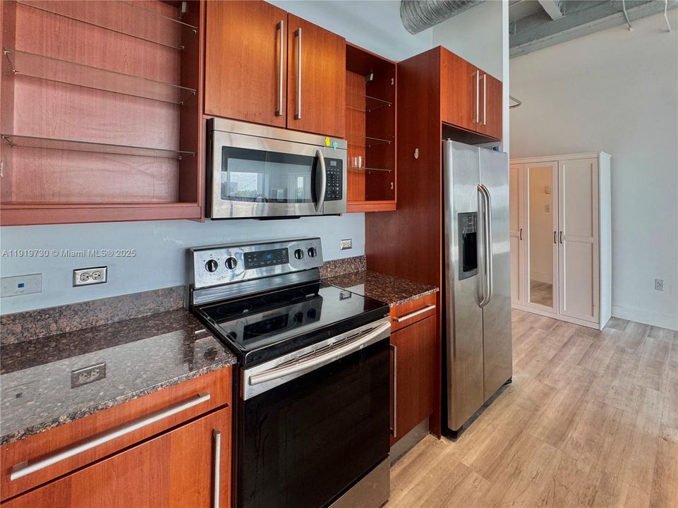 Active With Contract: $2,350 (0 beds, 1 baths, 624 Square Feet)