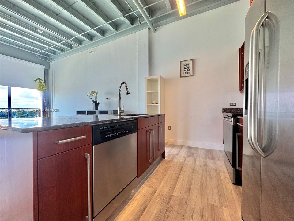 Active With Contract: $2,350 (0 beds, 1 baths, 624 Square Feet)