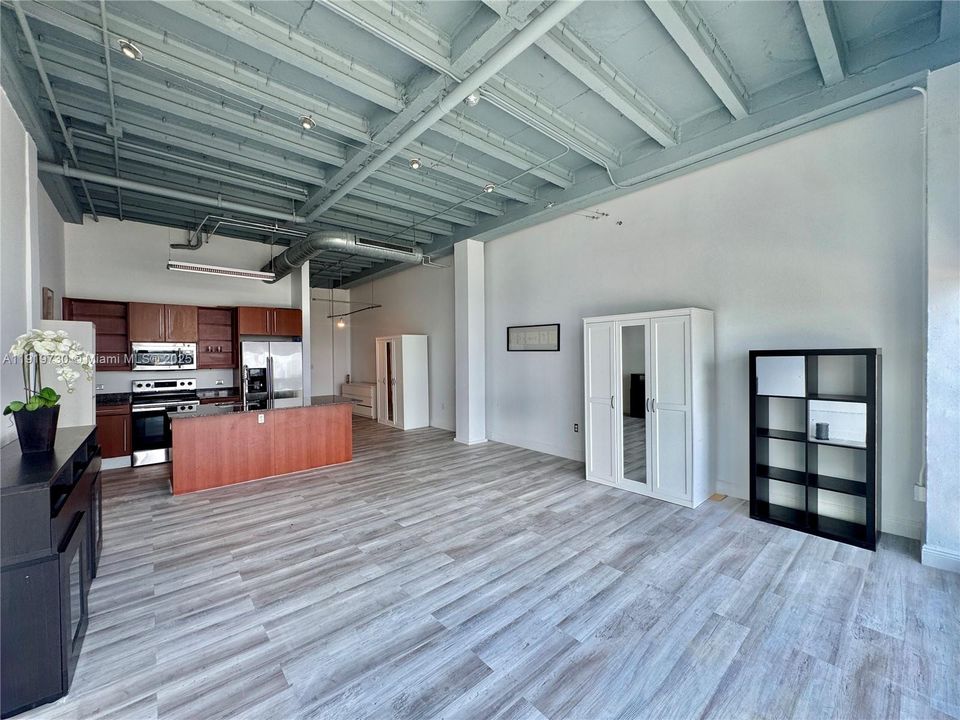 Active With Contract: $2,350 (0 beds, 1 baths, 624 Square Feet)