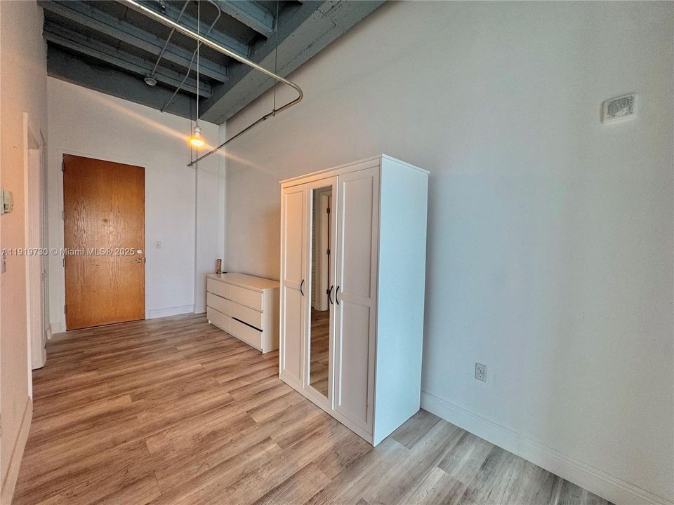 Active With Contract: $2,350 (0 beds, 1 baths, 624 Square Feet)