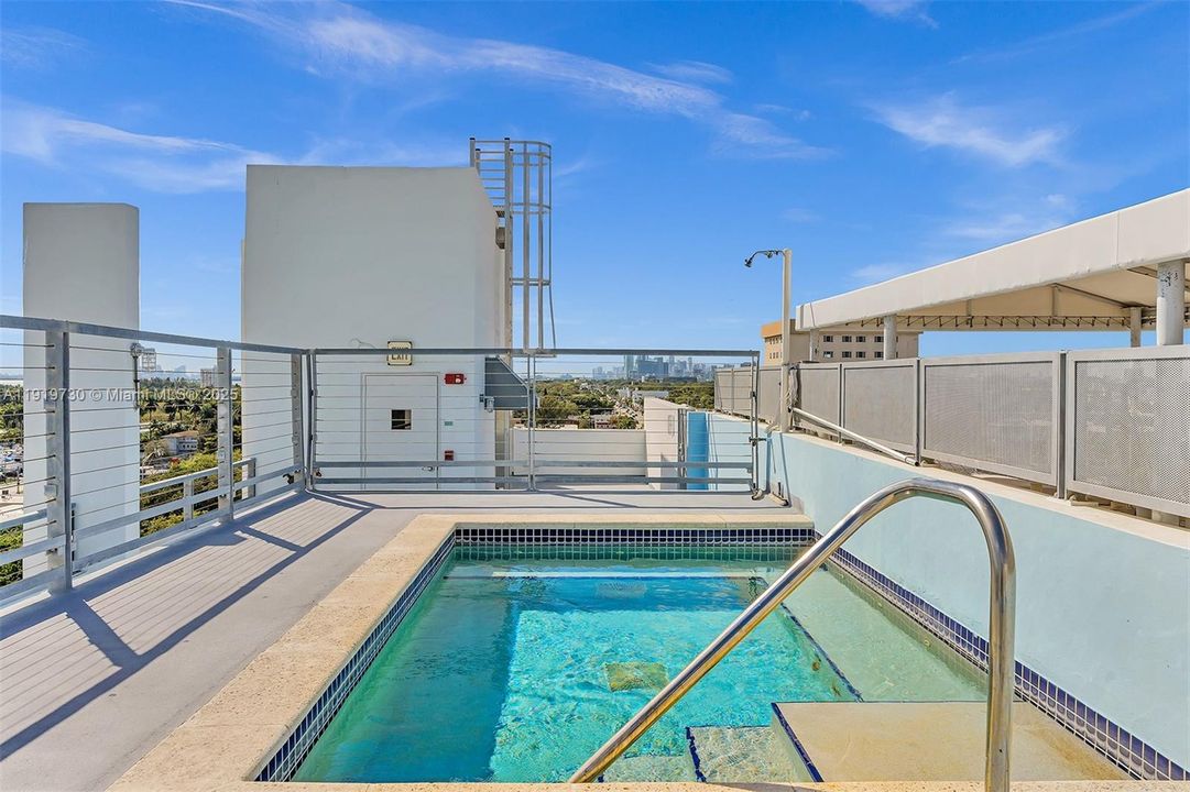 Active With Contract: $2,350 (0 beds, 1 baths, 624 Square Feet)