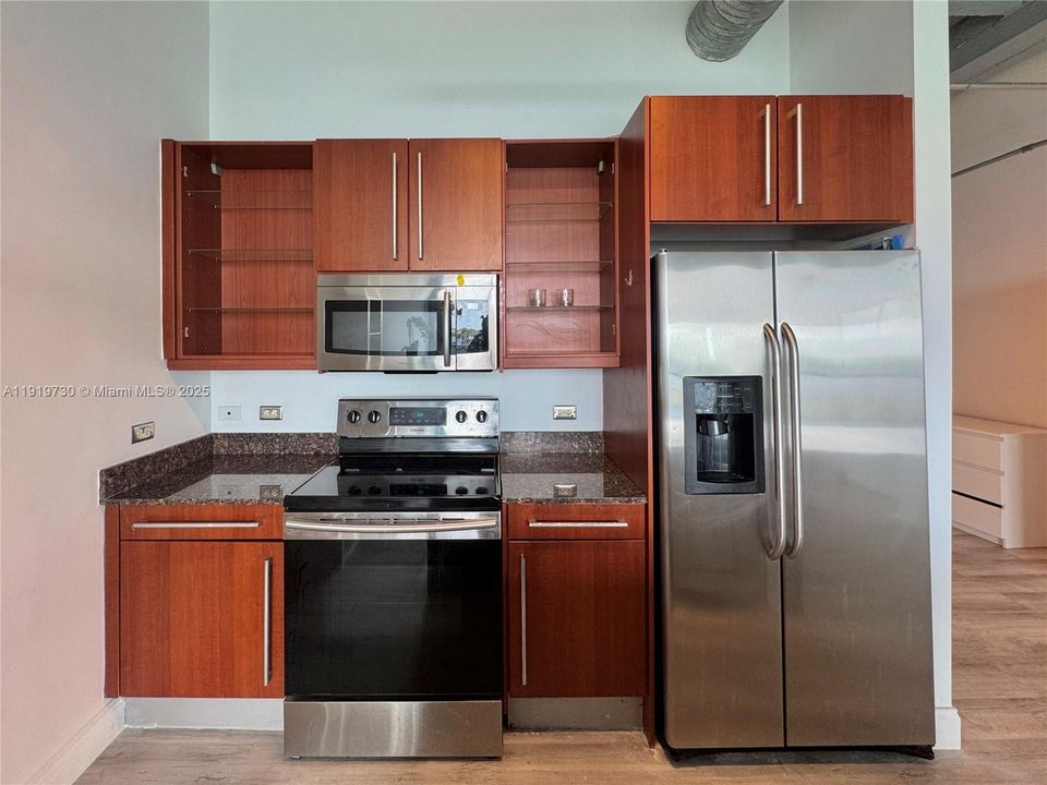 Active With Contract: $2,350 (0 beds, 1 baths, 624 Square Feet)