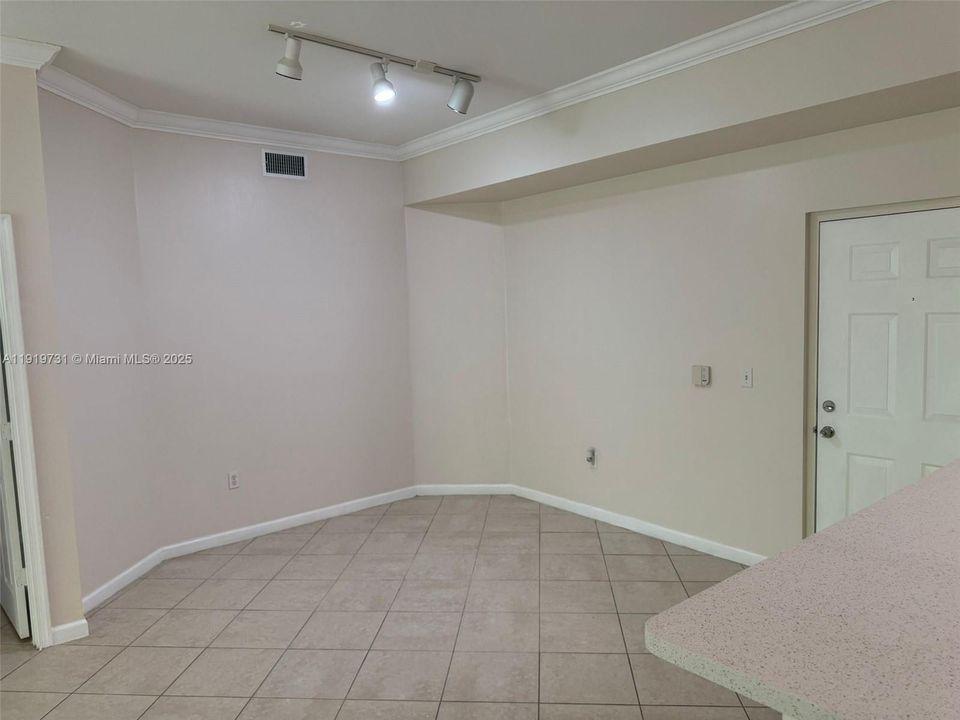 出租: $2,850 (3 贝兹, 2 浴室, 1479 平方英尺)