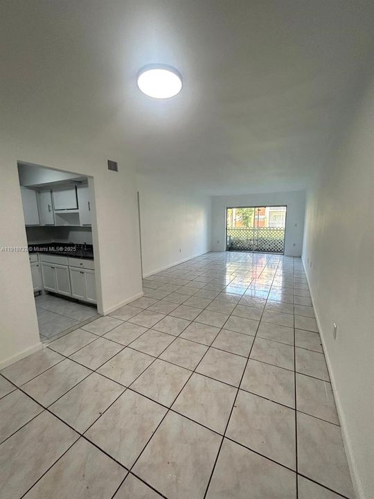 For Sale: $137,900 (2 beds, 2 baths, 1100 Square Feet)