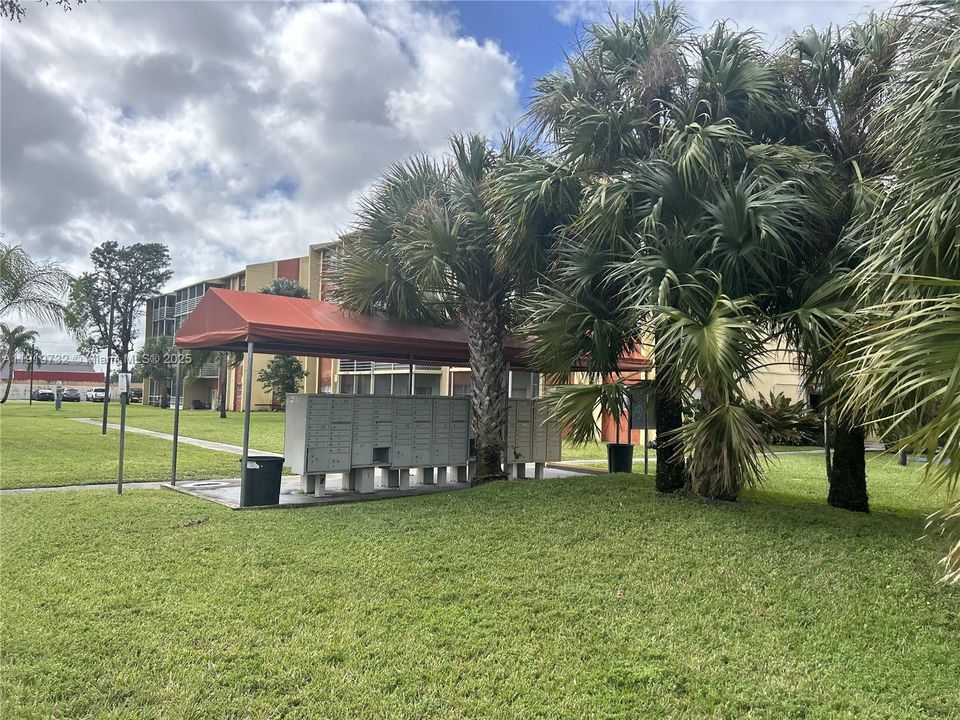 For Sale: $137,900 (2 beds, 2 baths, 1100 Square Feet)