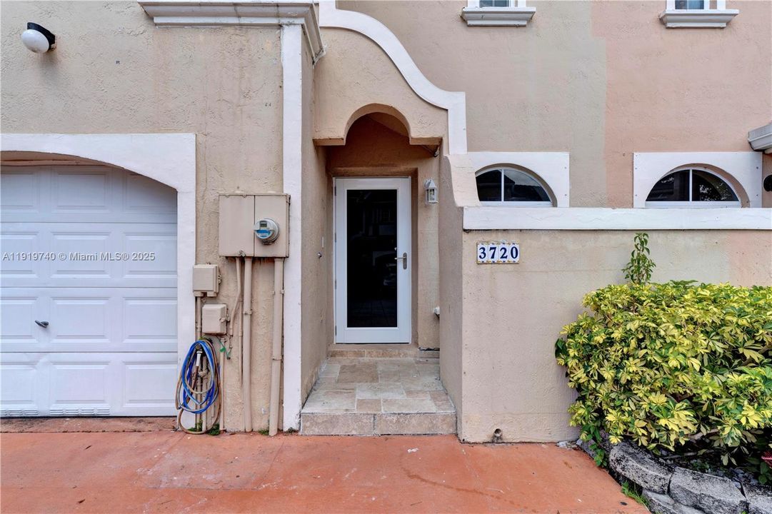 For Sale: $470,000 (3 beds, 2 baths, 1220 Square Feet)