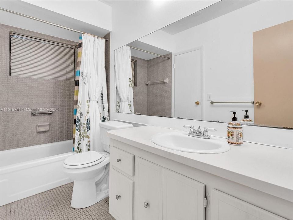 出租: $1,100 (1 贝兹, 1 浴室, 684 平方英尺)