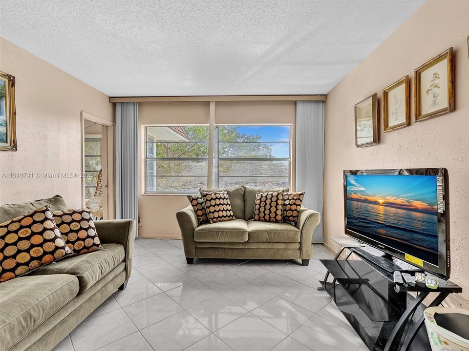 出租: $1,100 (1 贝兹, 1 浴室, 684 平方英尺)