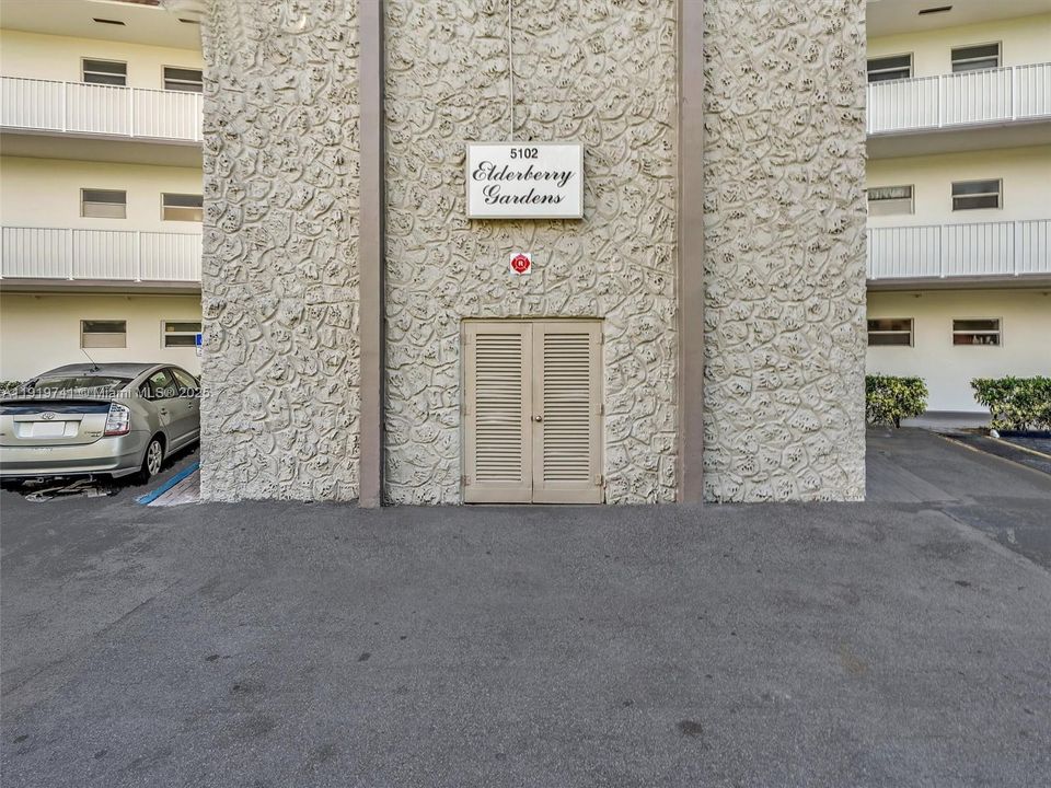 出租: $1,100 (1 贝兹, 1 浴室, 684 平方英尺)