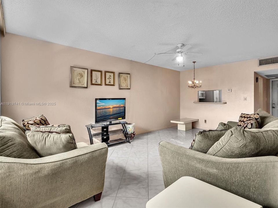 出租: $1,100 (1 贝兹, 1 浴室, 684 平方英尺)