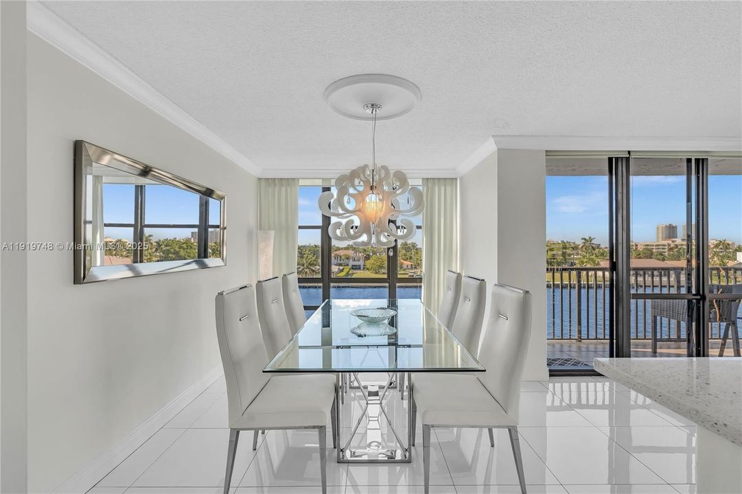 En Venta: $599,000 (2 camas, 2 baños, 1360 Pies cuadrados)