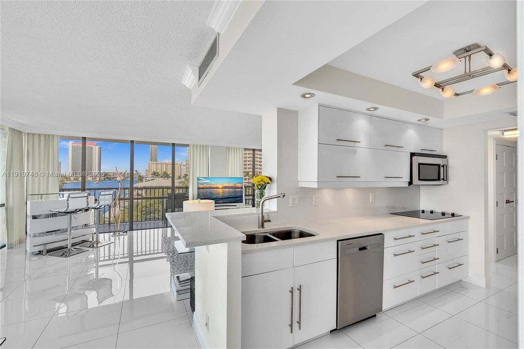 En Venta: $599,000 (2 camas, 2 baños, 1360 Pies cuadrados)