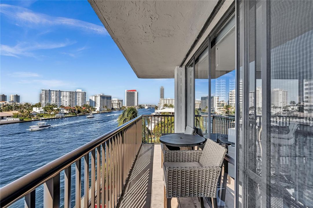 En Venta: $599,000 (2 camas, 2 baños, 1360 Pies cuadrados)