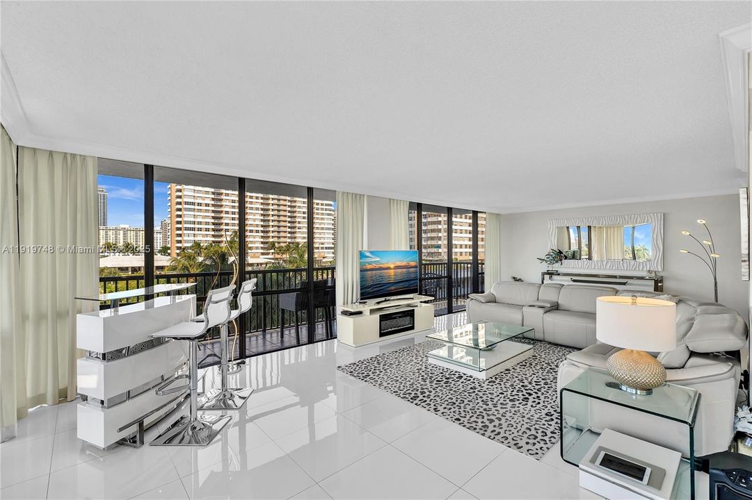 En Venta: $599,000 (2 camas, 2 baños, 1360 Pies cuadrados)