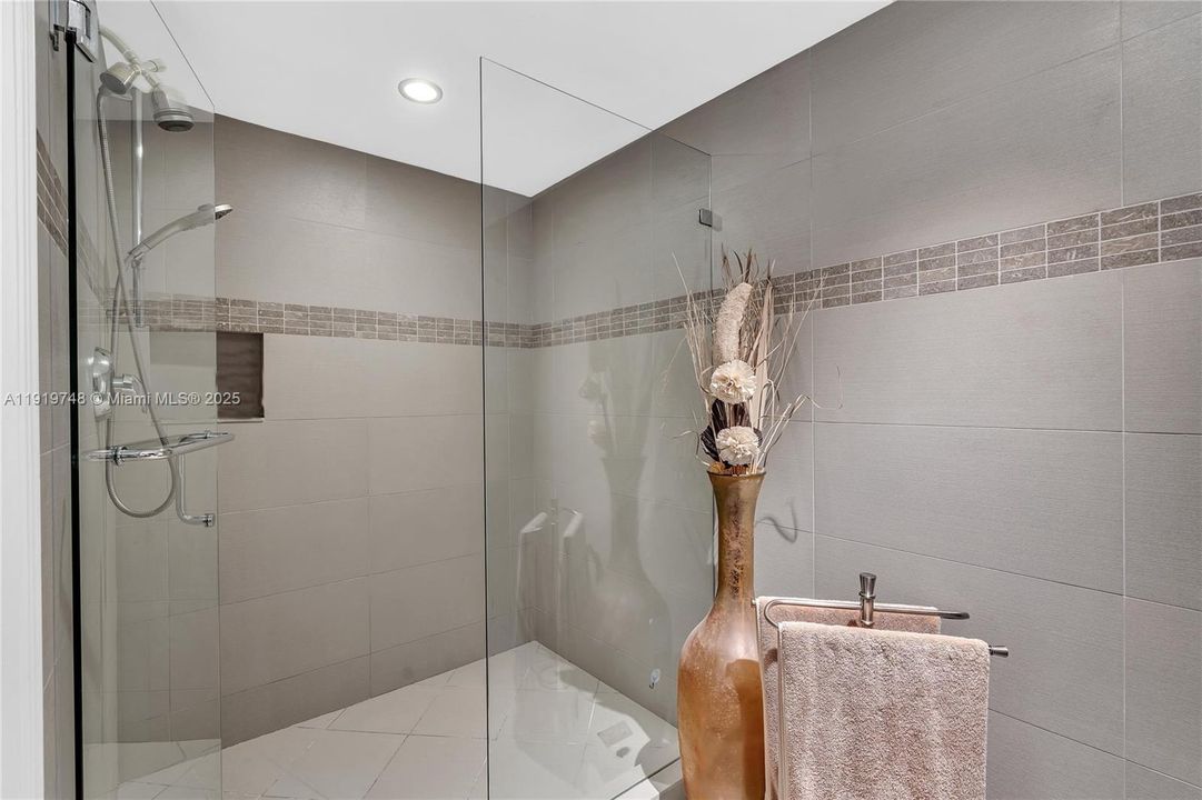 En Venta: $599,000 (2 camas, 2 baños, 1360 Pies cuadrados)