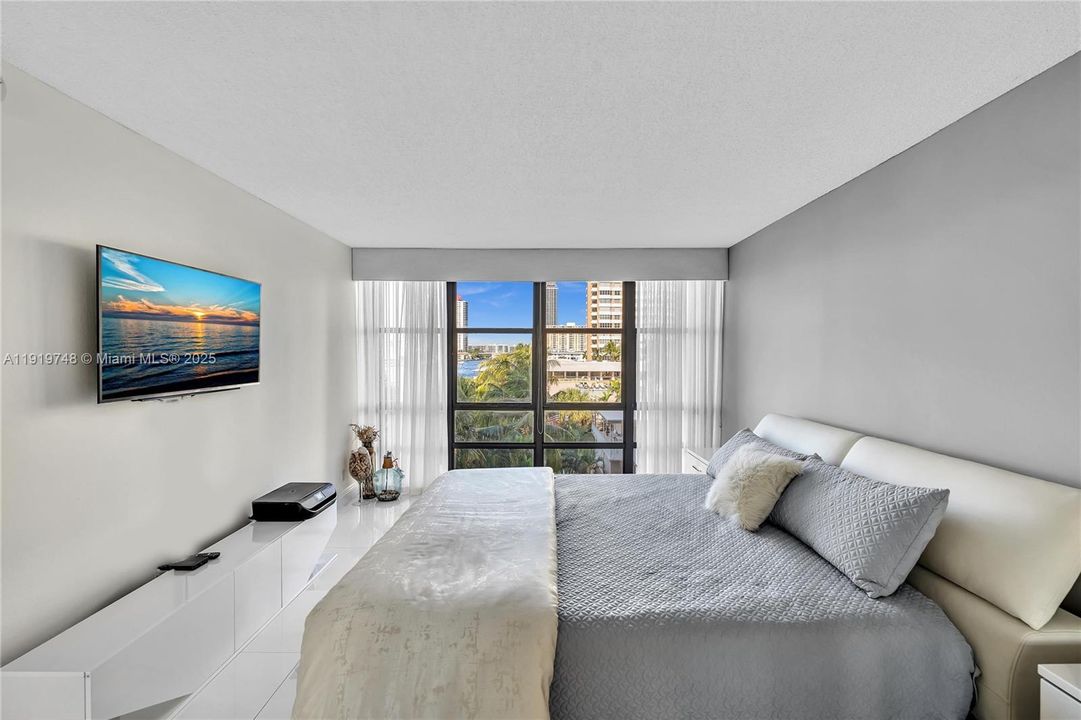 En Venta: $599,000 (2 camas, 2 baños, 1360 Pies cuadrados)