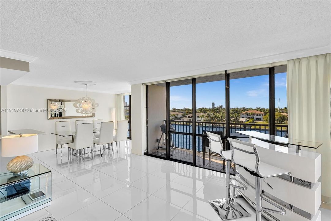 En Venta: $599,000 (2 camas, 2 baños, 1360 Pies cuadrados)