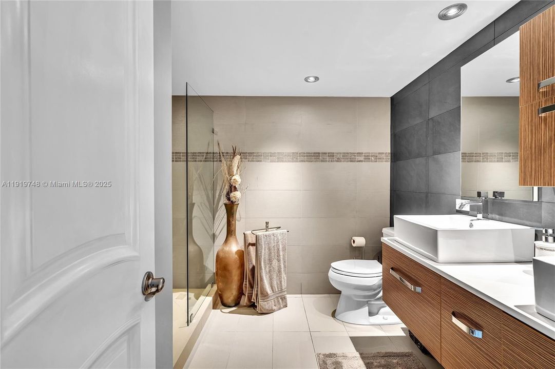 En Venta: $599,000 (2 camas, 2 baños, 1360 Pies cuadrados)