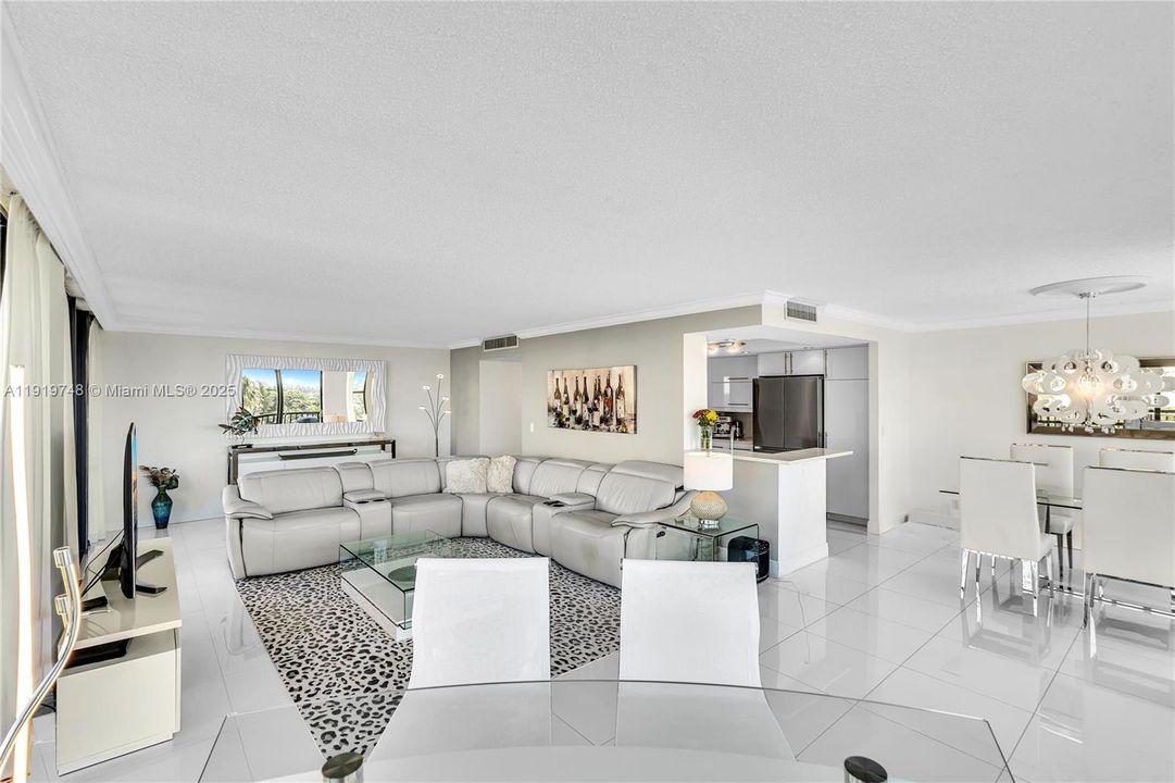 En Venta: $599,000 (2 camas, 2 baños, 1360 Pies cuadrados)