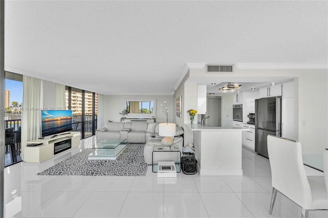 En Venta: $599,000 (2 camas, 2 baños, 1360 Pies cuadrados)