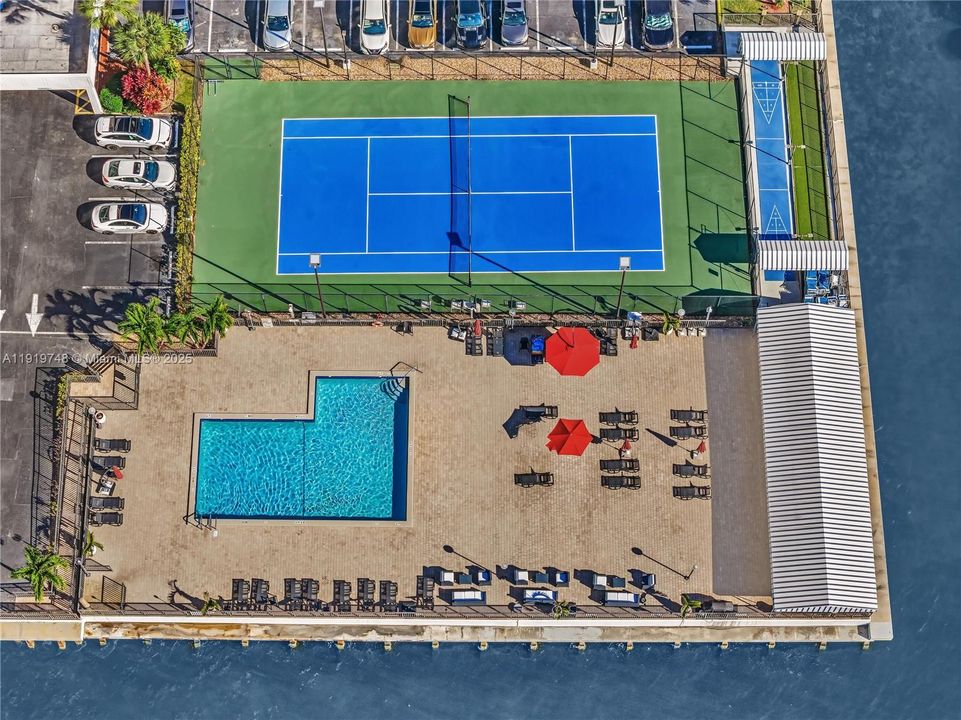 En Venta: $599,000 (2 camas, 2 baños, 1360 Pies cuadrados)