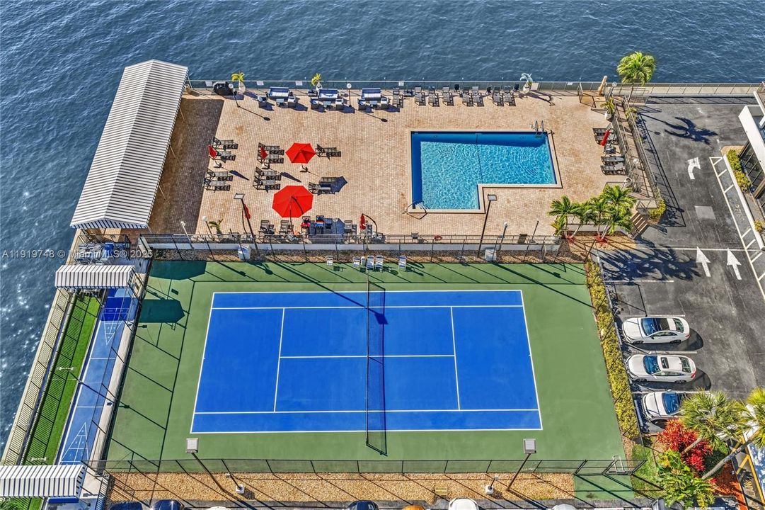 En Venta: $599,000 (2 camas, 2 baños, 1360 Pies cuadrados)