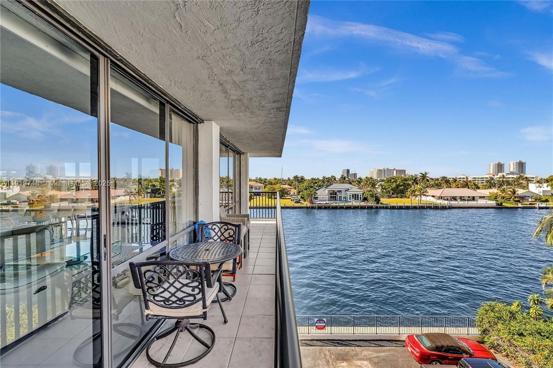 En Venta: $599,000 (2 camas, 2 baños, 1360 Pies cuadrados)