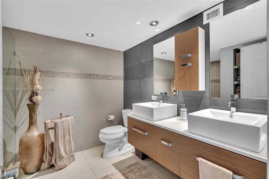 En Venta: $599,000 (2 camas, 2 baños, 1360 Pies cuadrados)