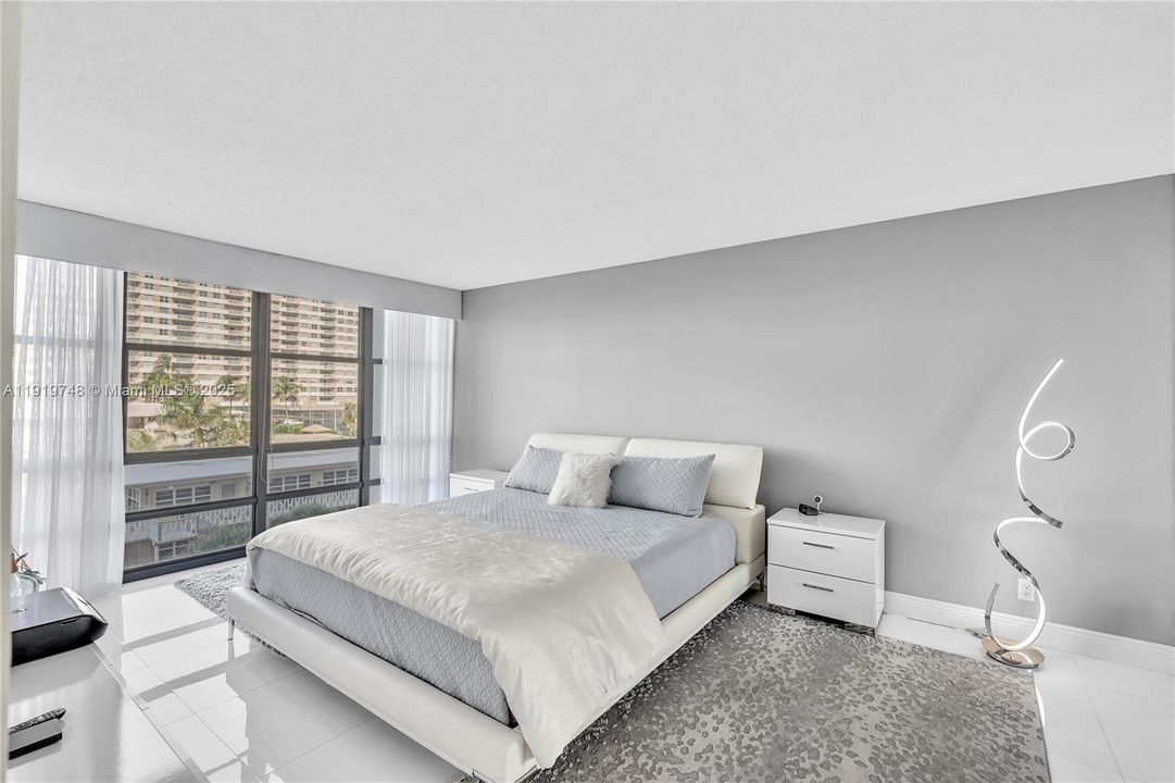 En Venta: $599,000 (2 camas, 2 baños, 1360 Pies cuadrados)